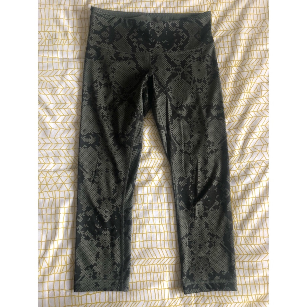 Lululemon Wunder Under Crops, full luon, size 6.